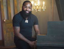 фото - Мэйуэзер наставляет Дэвиса, Броунер за роялем, кубинская Барби из Bellator — соцсети 