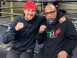 фото - Ковалёв снова в зале с Макгиртом, Канело активно работает на лапах, Бетербиев о пользе тишины — соцсети 