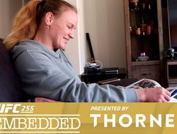 фото - Перед UFC 255. Все четыре эпизода Embedded с переводом — видео