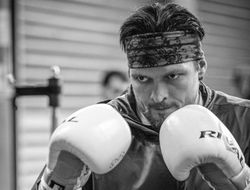 фото - «Я ранен был, но не упал»: Усик вкалывает в зале, пишет о кузнеце и счастье — видео