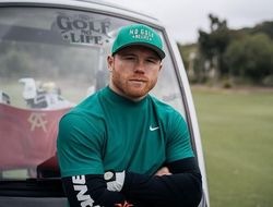 фото - Канело глобализирует бокс — спаррингует с баскетболистом на поле для гольфа: видео