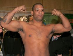 фото - Майк Перес сразится с Карлосом Такамом