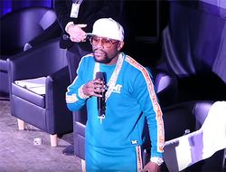 фото - Мэйуэзер пророчит нового топового супертяжа. Он говорит об Усике?