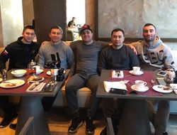 фото - Головкин и Гассиев пообедали вместе, Усик получил диплом, а Жустино покормила львов — соцсети