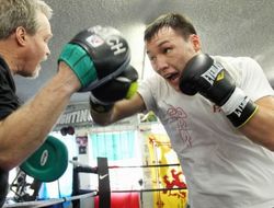 фото - Фредди Роуч держит на лапах Руслана Проводникова