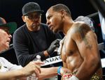 Экс-чемпион Корралес проиграл Миллеру из-за ошибки рефери