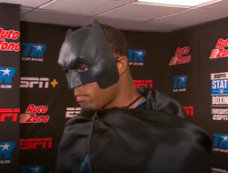 фото - Андерсон вырядился Бэтменом. Это не помешало ему удосрочить Руденко — видео