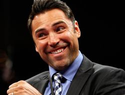 фото - Де Ла Хойя: «Люди надеются и верят, что Альварес побьёт Мэйуэзера»