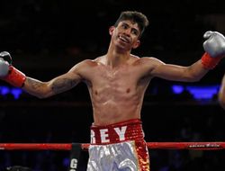 фото - Рэй Варгас защитил титул, хоть и побывал в нокдауне