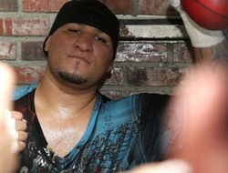 фото - Крис Арреола советует Сету Митчеллу захватить в ринг футбольный шлем