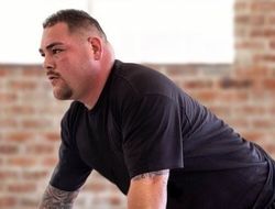 фото - Энди Руиса привязали и бросили трепыхаться в бассейне — впечатляющее видео