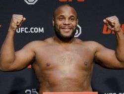 фото - Даниэль Кормье проведёт ещё один бой и уйдёт из ММА — он назвал соперника