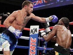 фото - Лучшие моменты боя Василия Ломаченко и Николаса Уолтерса — видео от vRINGe.com