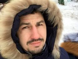 фото - Как Виктор Постол в прорубь на Крещение окунался: видео