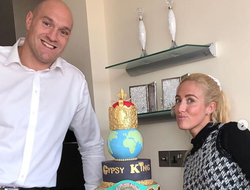 фото - Гвоздик бегает по Луне, Емельяненко получает от Кадырова, Фьюри с королевским тортом — соцсети 