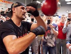 фото - Разминка Ломаченко, Мэйуэзер вернулся в зал, удачная рыбалка Гроувза — соцсети