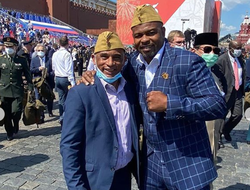 фото - Рой Джонс в пилотке на параде, Холифилд не ищет коротких путей, Гарсиа «избил» ютубера — соцсети 