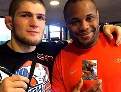 фото - Даниэль Кормье: Хабиб сошёл с ума, Мэйуэзер его изобьёт!