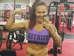 фото - UFC забрал титул у де Рандамье, новую чемпионку определят Жустино и Андерсон