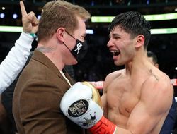 фото - Канело Альварес учит Райана Гарсию, как боксировать со «шпалой»: видео