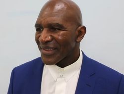 фото - «Усик победит Фьюри и вот почему…» Холифилд о боях супертяжей 