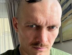 фото - «Справжній козак!» Оцените украинский образ Александра Усика — фото с пресс-конференции