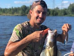 фото - Вести из соцсетей: Постол ловит судака в Чернобыле, Рябинский оседлал динозавра