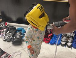 фото - Дед-Мейвезер обучает боксу внука — милое видео