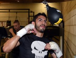 фото - Промоутер: Линарес угрожает судебным иском, если ему не дадут бой с Ломаченко