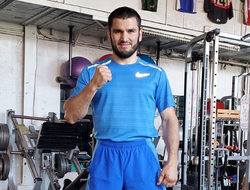 фото - Теофимо показал класс на перекладине, Бетербиев соскучился за боями, фрагмент спарринга Хэйни — соцсети 