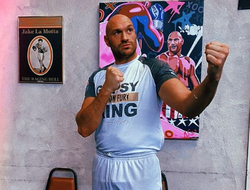 фото - Тайсон Фьюри прибыл в США на третий бой с Уайлдером: первый кадр после прилёта