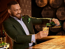 фото - Здоровенный Конор Макгрегор не расстаётся с бокалом виски: фото