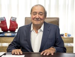 фото - Из Казахстана, но не Головкин. Арум назвал главную угрозу для Альвареса в 76,2 кг