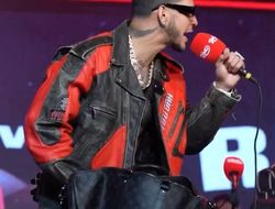 фото - «Теперь танцуй для меня». Берланга закидал Де Ла Хойю женскими трусиками: видео