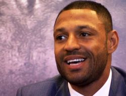 фото - Келл Брук высмеял Амира Хана за преследование Мэйуэзера