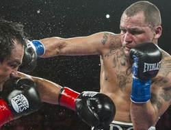 фото - Экс-чемпион Майк Альварадо забил Строуда после почти годичного простоя