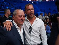 фото - Василий и Анатолий Ломаченко за игрой, Усик и Гвоздик собрались завоевать Рим, Мэйуэзер носится с пачками кэша — соцсети