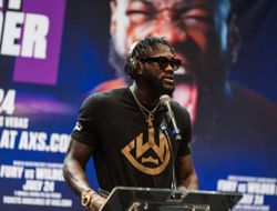 фото - Уайлдер сравнил себя с Мейвезером и угрожал фанам: «Следите за базаром!»