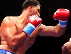 фото - В яркой супертяжёлой драке Бризил побывал на полу, но одолел Мансура