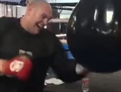 фото - Фьюри и Сондерс дружно мутузят снаряд в Испании — видео