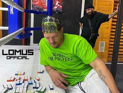 фото - Усик решает математические задачи, Чисора снова без вазелина, Сен-Пьер в прекрасной форме — соцсети 