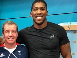 фото - Усик «бегал по раздевалке и пускал петуха»: коуч Джошуа вспомнил ЧМ-2011 в Баку