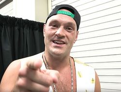 фото - «Сделать этому ср*льнику Уайлдеру травму мошонки?» Фьюри подписал контракт — видео