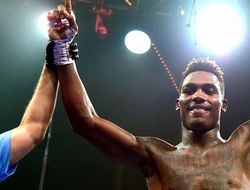 фото - Жермалл Чарло отстоял титул, нокаутировав Уилки Кэмпфорта