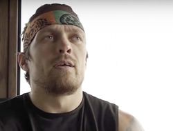 фото - Усик записал видео, где поёт о счастье на французском и танцует под русскую попсу 