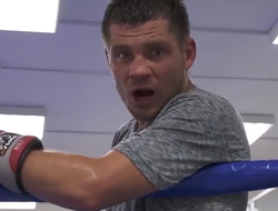 фото - Беринчик упал в нокдаун от лап тренера, Хэйни раздаёт деньги, мультик о реванше Уайлдер–Ортис — соцсети 