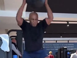 фото - Видео. Майк Тайсон показал тренировку с медболом и объяснил, чем она хороша для бокса