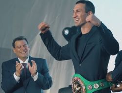 фото - Владимир Кличко всё-таки получил пояс WBC, который не давался ему всю карьеру: видео