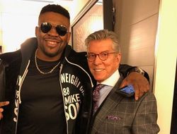 фото - Усик наедает килограммы, Нурмагомедов на лапах, модный пенсионер Мэйуэзер — соцсети