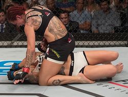 фото - UFC: Киборг Жустино разбила Лину Лансберг